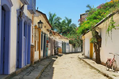 Paraty veya Parati 'deki Eski Sokaklar - Kosta Verde' de yer alan Portekiz sömürge ve Brezilya İmparatorluk Şehri iyi korunmuş.