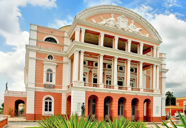 Amazon Tiyatrosu. Manaus, Brezilya 'da bir opera binası.                               