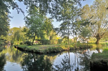 Spree Ormanı ya da Spreewald Nehri 'nin iç kısımlarında geniş bir delta. Almanya' da kanallarla doludur.