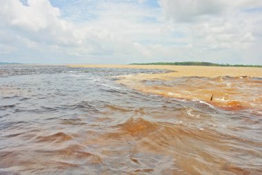    Toplantı, Rio Negro suları ve Amazon nehri veya Rio Solimoes Manaus, Amazonas, Brezilya Güney Amerika'da yakınındaki.                             