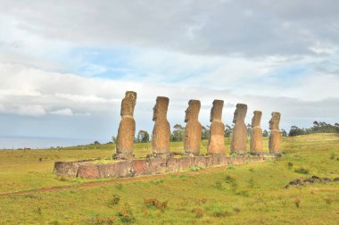 Ahu Akivi, Şili 'nin Rapa Nui (ya da Paskalya Adası) adasında kutsal bir yerdir.