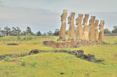 Ahu Akivi, Şili 'nin Rapa Nui (ya da Paskalya Adası) adasında kutsal bir yerdir.