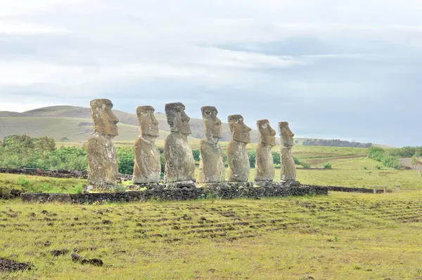 Ahu Akivi, Şili 'nin Rapa Nui (ya da Paskalya Adası) adasında kutsal bir yerdir.