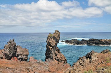 Paskalya Adası 'ndaki Ana Kai Tangata deniz mağarası ya da Rapanui, Şili