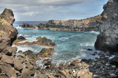 Paskalya Adası 'ndaki Ana Kai Tangata deniz mağarası ya da Rapanui, Şili