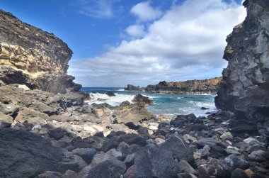 Paskalya Adası 'ndaki Ana Kai Tangata deniz mağarası ya da Rapanui, Şili