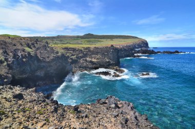Paskalya Adası 'ndaki Ana Kai Tangata deniz mağarası ya da Rapanui, Şili
