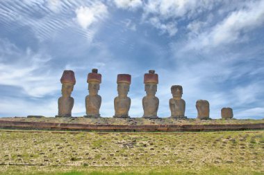  Rapa Nui Ulusal Parkı 'ndaki Anakena mercan kumsalı (Paskalya Adası) wirh Ahu-Ature tek moai ve Ahu Nao-Nao yedi moai ile                              