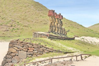 Rapa Nui Ulusal Parkı 'ndaki Anakena mercan kumsalı (Paskalya Adası) wirh Ahu-Ature tek moai ve Ahu Nao-Nao yedi moai ile