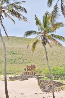 Rapa Nui Ulusal Parkı 'ndaki Anakena mercan kumsalı (Paskalya Adası) wirh Ahu-Ature tek moai ve Ahu Nao-Nao yedi moai ile