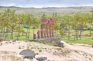 Rapa Nui Ulusal Parkı 'ndaki Anakena mercan kumsalı (Paskalya Adası) wirh Ahu-Ature tek moai ve Ahu Nao-Nao yedi moai ile
