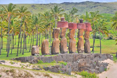 Rapa Nui Ulusal Parkı 'ndaki Anakena mercan kumsalı (Paskalya Adası) wirh Ahu-Ature tek moai ve Ahu Nao-Nao yedi moai ile