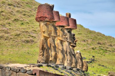 Rapa Nui Ulusal Parkı 'ndaki Anakena mercan kumsalı (Paskalya Adası) wirh Ahu-Ature tek moai ve Ahu Nao-Nao yedi moai ile
