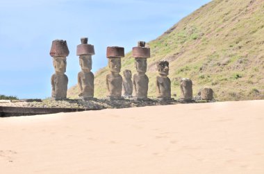 Rapa Nui Ulusal Parkı 'ndaki Anakena mercan kumsalı (Paskalya Adası) wirh Ahu-Ature tek moai ve Ahu Nao-Nao yedi moai ile