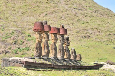 Rapa Nui Ulusal Parkı 'ndaki Anakena mercan kumsalı (Paskalya Adası) wirh Ahu-Ature tek moai ve Ahu Nao-Nao yedi moai ile