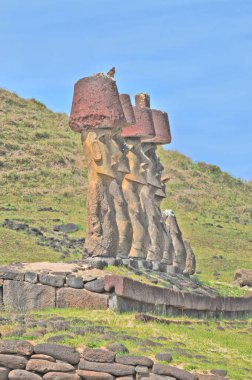 Rapa Nui Ulusal Parkı 'ndaki Anakena mercan kumsalı (Paskalya Adası) wirh Ahu-Ature tek moai ve Ahu Nao-Nao yedi moai ile