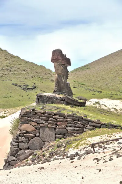 Rapa Nui Ulusal Parkı 'ndaki Anakena mercan kumsalı (Paskalya Adası) wirh Ahu-Ature tek moai ve Ahu Nao-Nao yedi moai ile