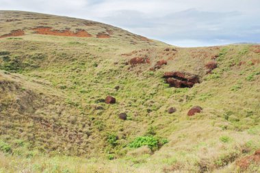  Kızıl Akrep 'in Puna Pau kaynağı Paskalya Adası' ndaki moai heykelleri için pukao (topuzlar) oymak için kullanılır.                              