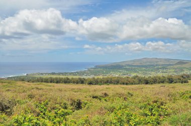 Hanga Roa ana şehri, Paskalya Adası 'nın limanı ve merkezi, havaalanı manzaralı bir Şili belediyesi.