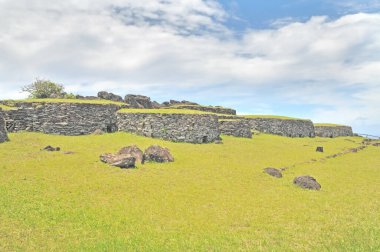 Rano Kau ve Şili 'nin Paskalya Adası' ndaki Orongo köyü.                               