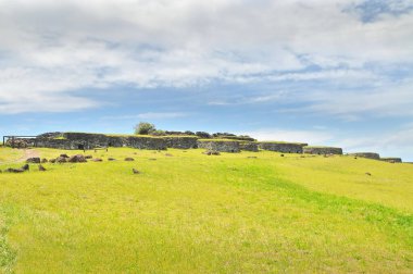 Rano Kau ve Şili 'nin Paskalya Adası' ndaki Orongo köyü.                               