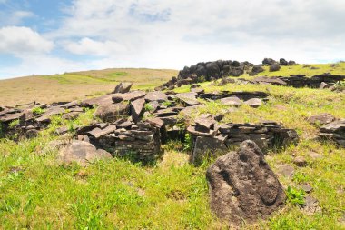 Rano Kau ve Şili 'nin Paskalya Adası' ndaki Orongo köyü.                               