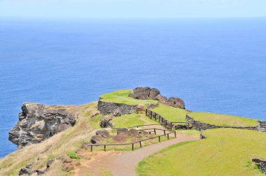 Rano Kau ve Şili 'nin Paskalya Adası' ndaki Orongo köyü.                               