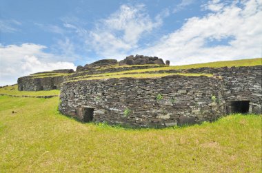 Rano Kau ve Şili 'nin Paskalya Adası' ndaki Orongo köyü.                               