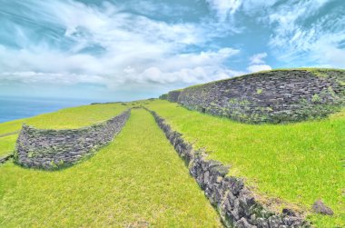 Rano Kau ve Şili 'nin Paskalya Adası' ndaki Orongo köyü.                               
