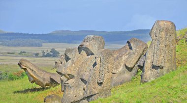 Moai heykelleri, Paskalya Adası 'ndaki Rano Raraku yanardağının yamaçlarına bırakıldı.