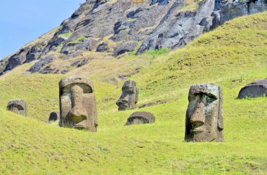 Moai heykelleri, Paskalya Adası 'ndaki Rano Raraku yanardağının yamaçlarına bırakıldı.