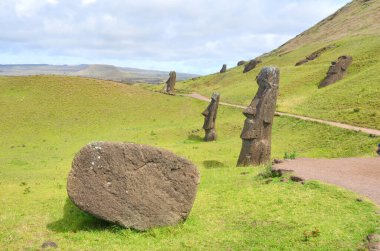 Moai heykelleri, Paskalya Adası 'ndaki Rano Raraku yanardağının yamaçlarına bırakıldı.