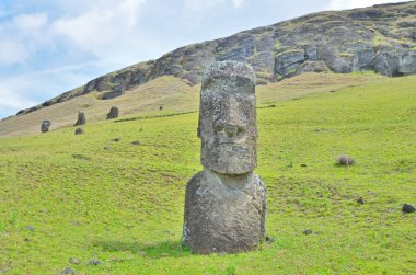 Moai heykelleri, Paskalya Adası 'ndaki Rano Raraku yanardağının yamaçlarına bırakıldı.