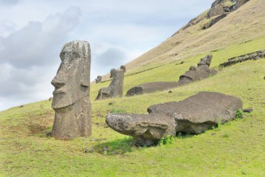 Moai heykelleri, Paskalya Adası 'ndaki Rano Raraku yanardağının yamaçlarına bırakıldı.