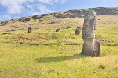 Moai heykelleri, Paskalya Adası 'ndaki Rano Raraku yanardağının yamaçlarına bırakıldı.