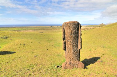 Moai heykelleri, Paskalya Adası 'ndaki Rano Raraku yanardağının yamaçlarına bırakıldı.