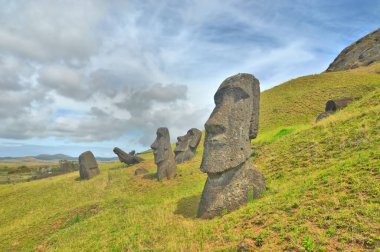 Moai heykelleri, Paskalya Adası 'ndaki Rano Raraku yanardağının yamaçlarına bırakıldı.