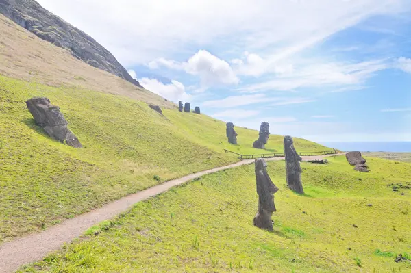 Moai heykelleri, Paskalya Adası 'ndaki Rano Raraku yanardağının yamaçlarına bırakıldı.