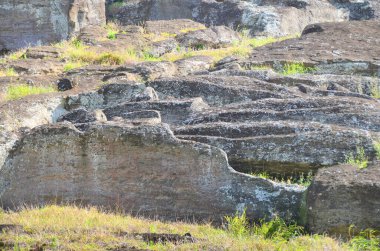 El Gigante adındaki tamamlanmamış Moai, Paskalya Adası 'ndaki Rano Raraku taş ocağından ayrıldı.