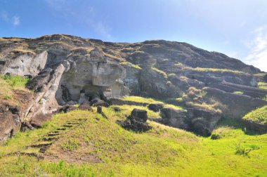El Gigante adındaki tamamlanmamış Moai, Paskalya Adası 'ndaki Rano Raraku taş ocağından ayrıldı.