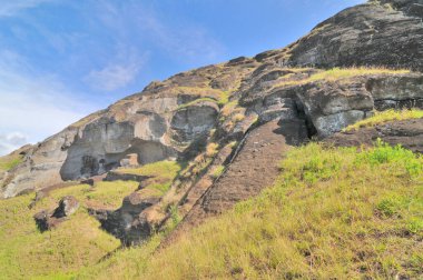 El Gigante adındaki tamamlanmamış Moai, Paskalya Adası 'ndaki Rano Raraku taş ocağından ayrıldı.