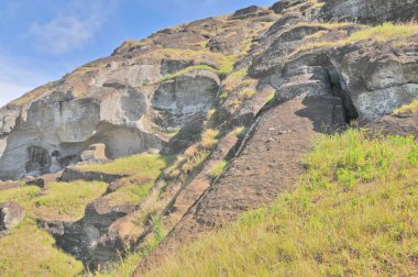 El Gigante adındaki tamamlanmamış Moai, Paskalya Adası 'ndaki Rano Raraku taş ocağından ayrıldı.