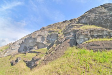 El Gigante adındaki tamamlanmamış Moai, Paskalya Adası 'ndaki Rano Raraku taş ocağından ayrıldı.