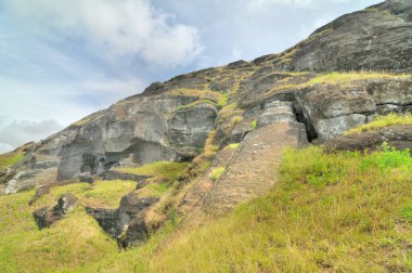 El Gigante adındaki tamamlanmamış Moai, Paskalya Adası 'ndaki Rano Raraku taş ocağından ayrıldı.