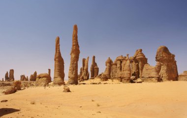 Kuzey Çad 'daki Ennedi çevresindeki Sahra Çölü' nün manzarası
