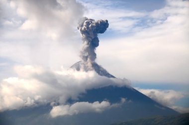 Ekvador 'daki Ambato yakınlarında Tungurahua volkanı patlaması