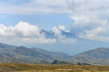         Ekvador 'da aktif volkanı olan Cotopaxi Ulusal Parkı                       
