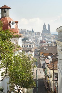           Ekvador 'un eski Quito şehrinin sokakları                     