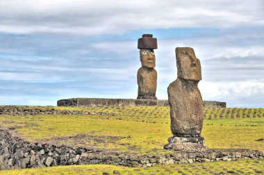 Şili Polinezyası 'nın Rapa Nui (Paskalya Adası) üzerindeki Tahai Seremoni Kompleksi arkeolojik alanı                               