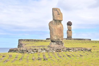 Şili Polinezyası 'nın Rapa Nui (Paskalya Adası) üzerindeki Tahai Seremoni Kompleksi arkeolojik alanı                               